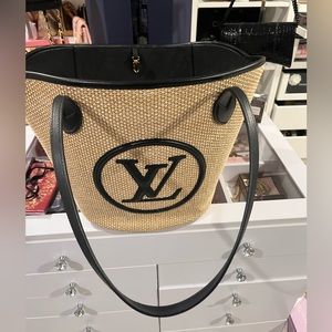 Like new condition stunning LV summer bag
